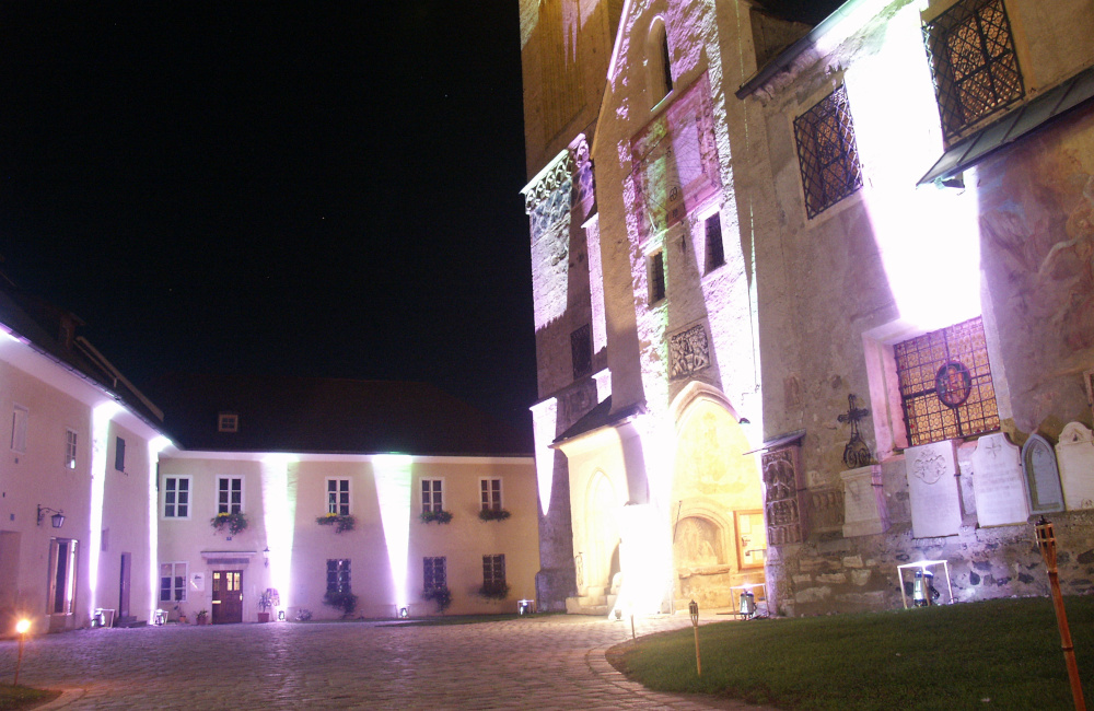 Lichtinstallation für Klassikkonzert in Maria Saal für den Aussenbereich des Kirchenareals