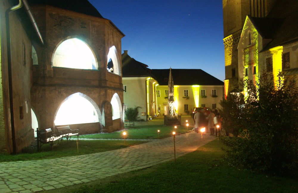 Lichtinstallation für Klassikkonzert in Maria Saal für den Aussenbereich des Kirchenareals